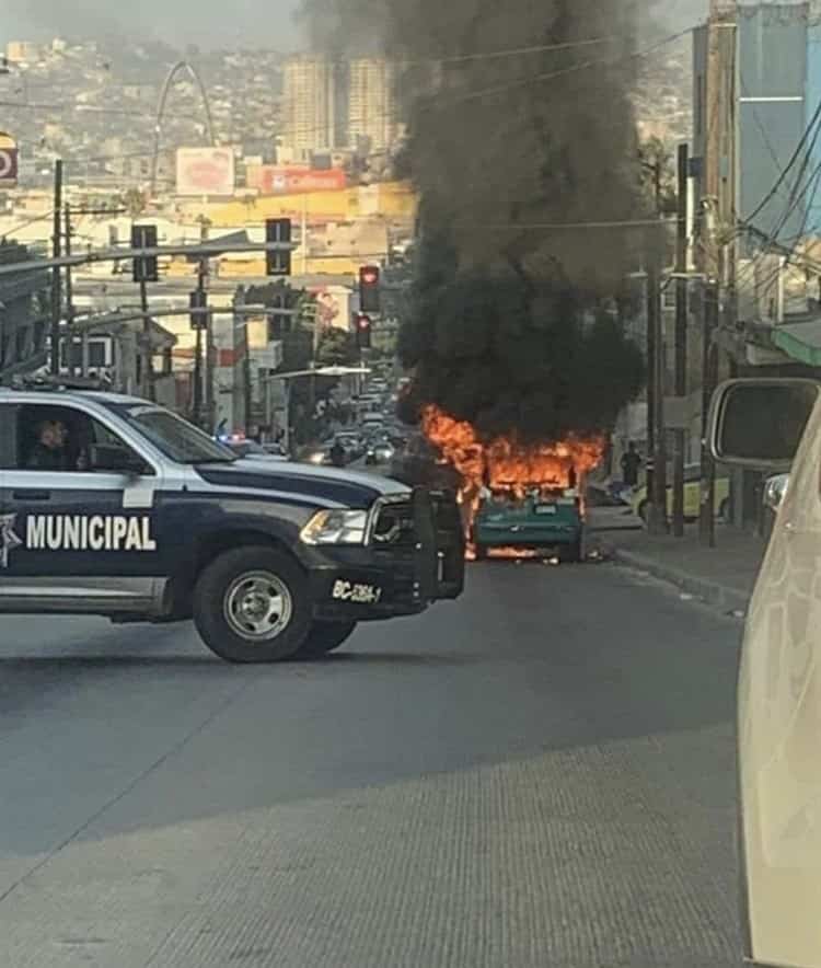 (Video) Sujetos incendian unidades de transporte público en Baja California