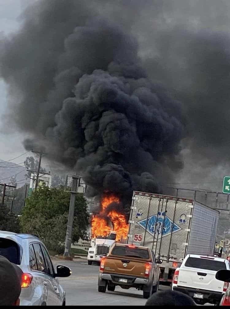 (Video) Sujetos incendian unidades de transporte público en Baja California