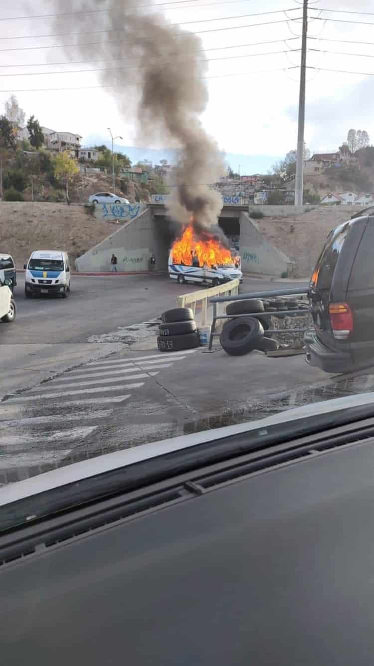 (Video) Sujetos incendian unidades de transporte público en Baja California