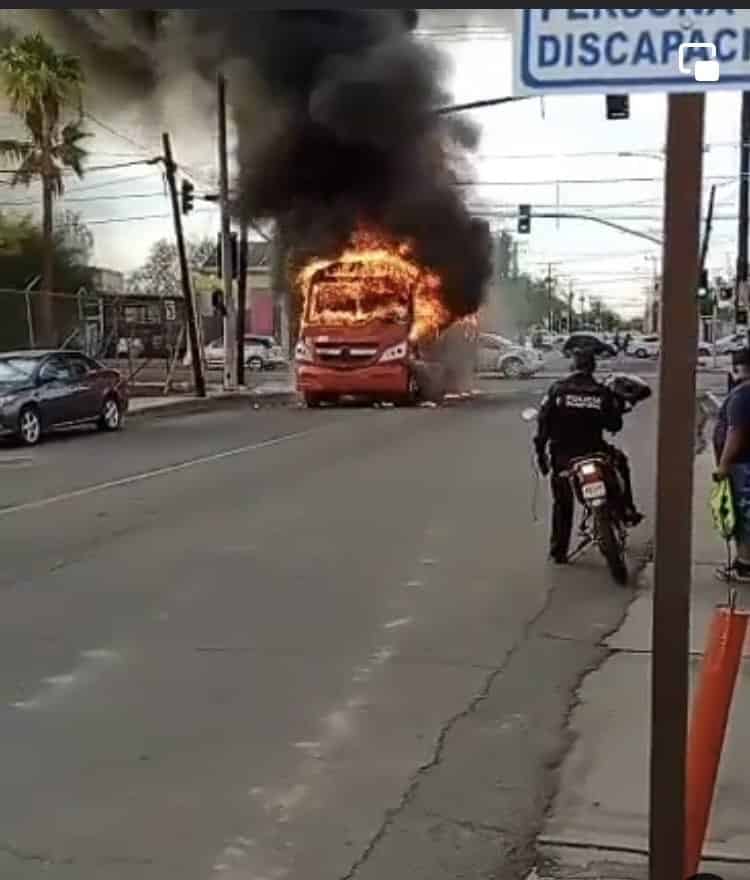 (Video) Sujetos incendian unidades de transporte público en Baja California