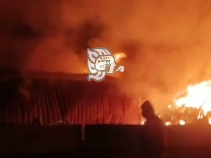 (+Video) Se incendia tráiler y causa accidente múltiple en libramiento de Xalapa