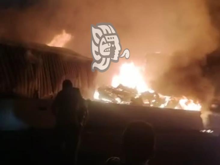 (+Video) Se incendia tráiler y causa accidente múltiple en libramiento de Xalapa