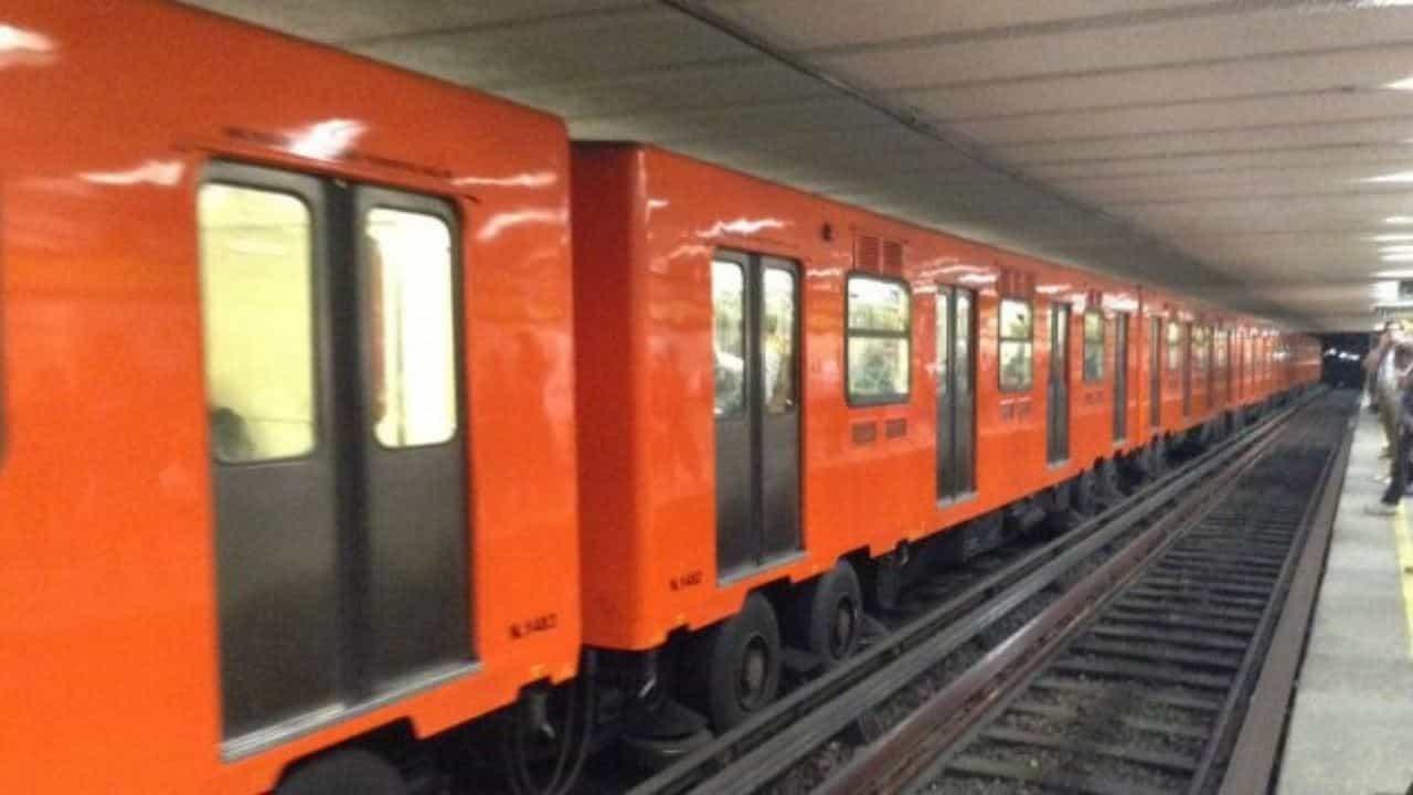 Hombre subió al techo del Metro en la Línea 8 y es detenido