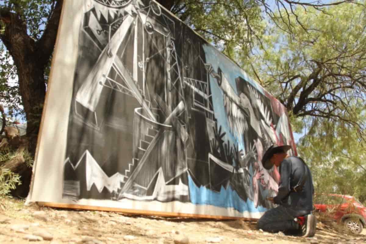 Artista plástico mexicano pinta mural en honor a los 10 mineros atrapados en Coahuila