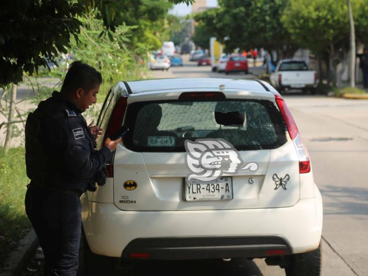 (+Video) Detienen a hombre por dañar auto de madre de familia en Coatzacoalcos