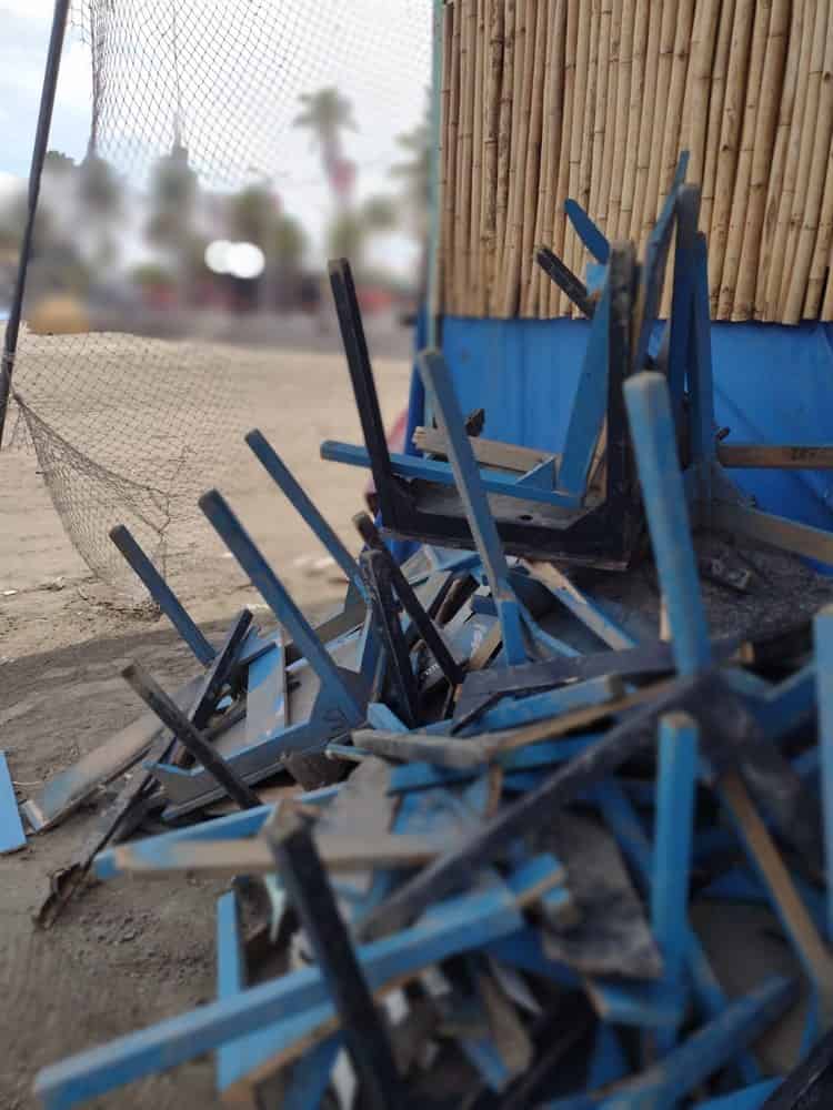 Turistas disfrutan de la playa en Villa del Mar en Veracruz tras tromba y tornado