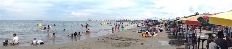 Turistas disfrutan de la playa en Villa del Mar en Veracruz tras tromba y tornado