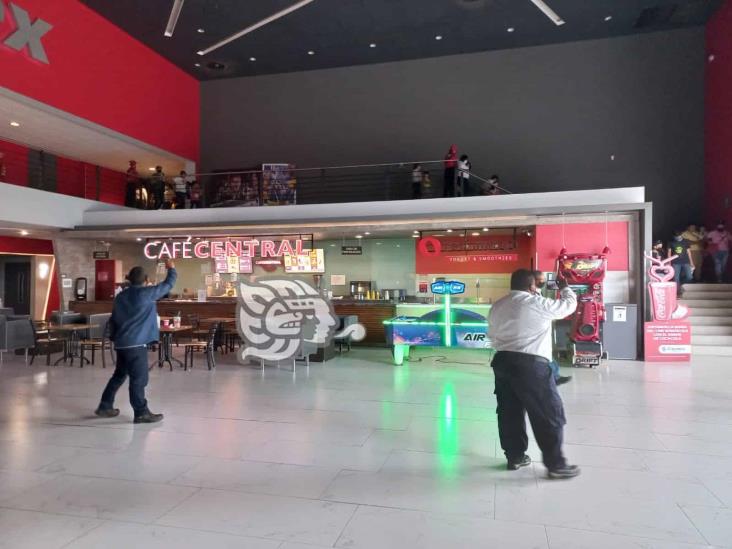 (+Video) Simulan incendio dentro de sala de cine en Coatzacoalcos