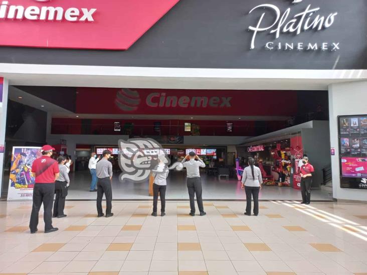 (+Video) Simulan incendio dentro de sala de cine en Coatzacoalcos