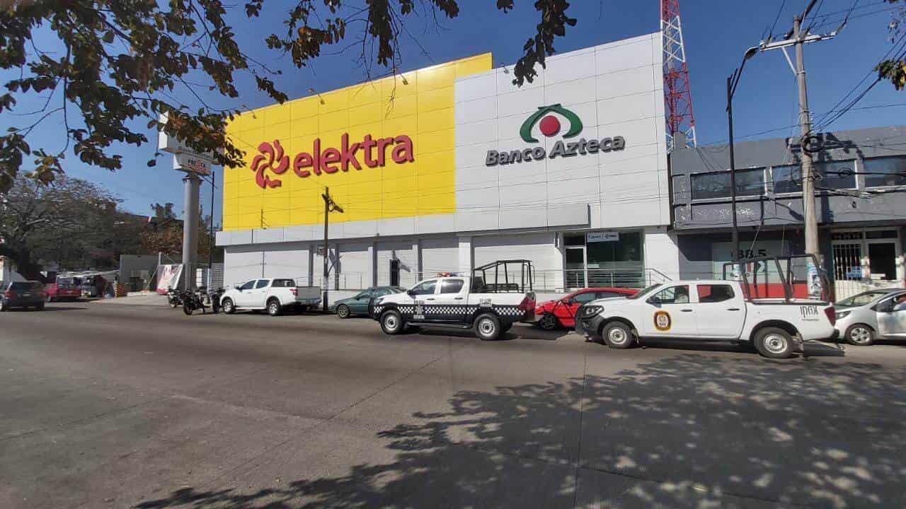 ¡En Veracruz! Sujetos hacen boquete en techo para robar tienda departamental