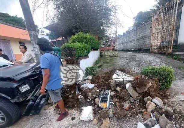 Camioneta choca contra vivienda en Escobedo; una adulta mayor herida