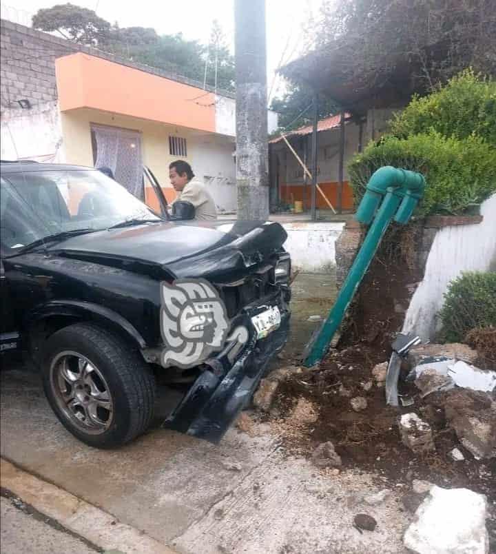 Camioneta choca contra vivienda en Escobedo; una adulta mayor herida