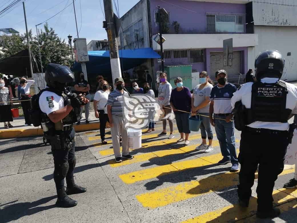 Cumplen una semana sin agua en este fraccionamiento de Xalapa; cierran calles