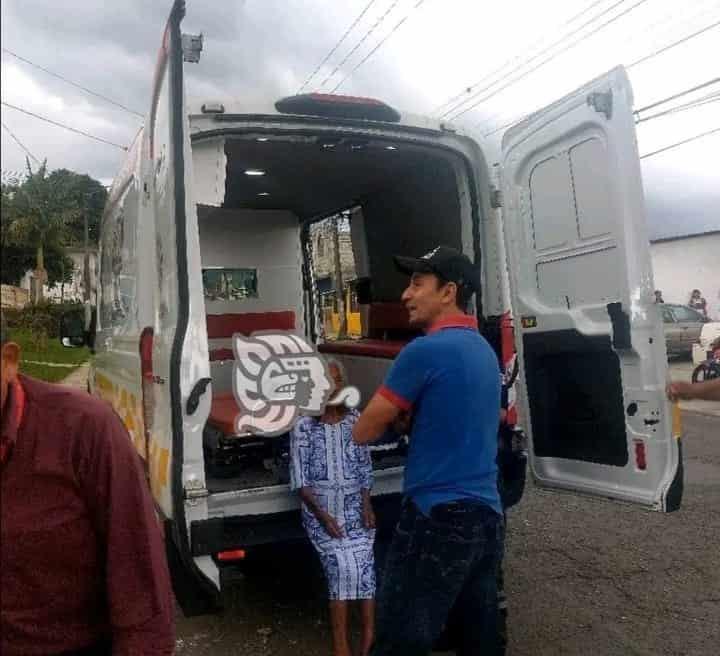 Camioneta choca contra vivienda en Escobedo; una adulta mayor herida