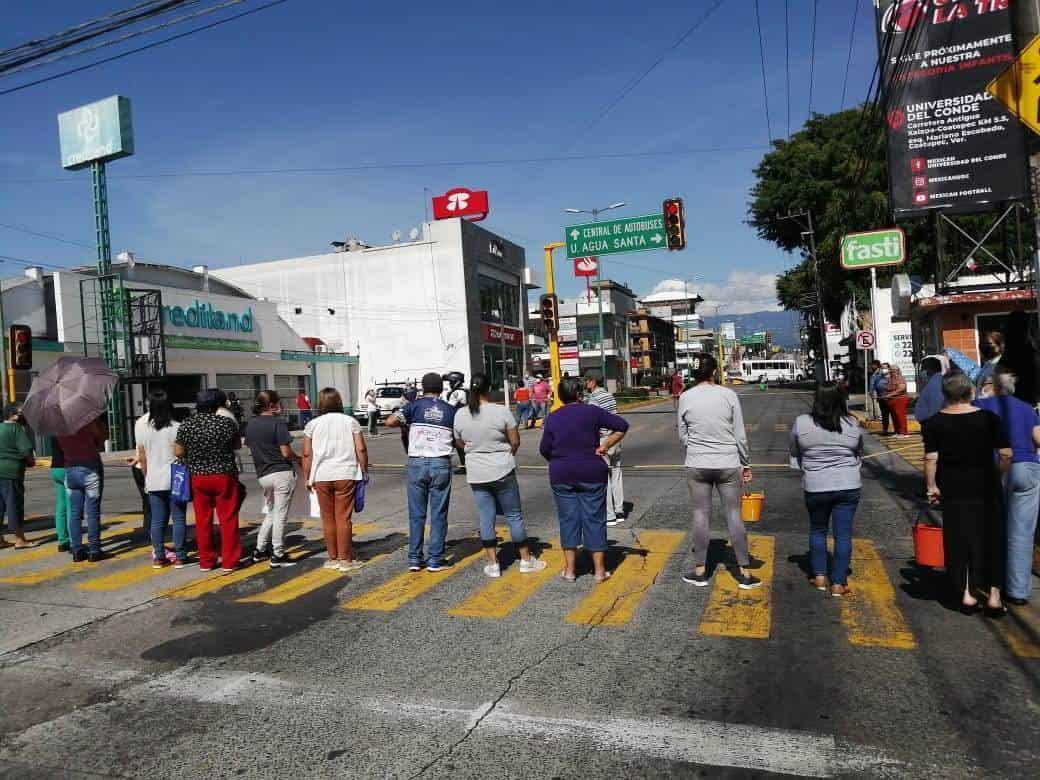 Ante quejas por falta de agua en Xalapa, abastecimiento con fuentes alternas