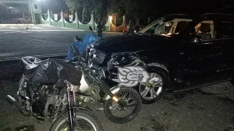 Choque de camioneta y auto frente a zona militar de El Lencero deja daños materiales