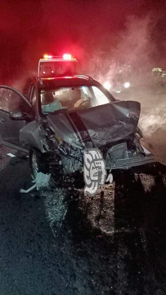 Choque de camioneta y auto frente a zona militar de El Lencero deja daños materiales