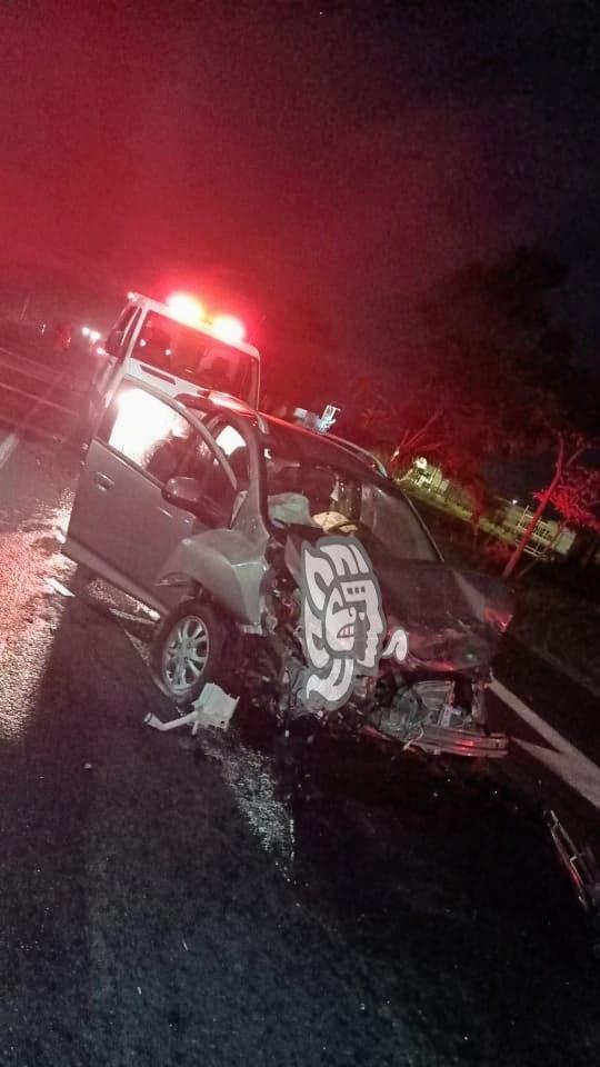 Choque de camioneta y auto frente a zona militar de El Lencero deja daños materiales