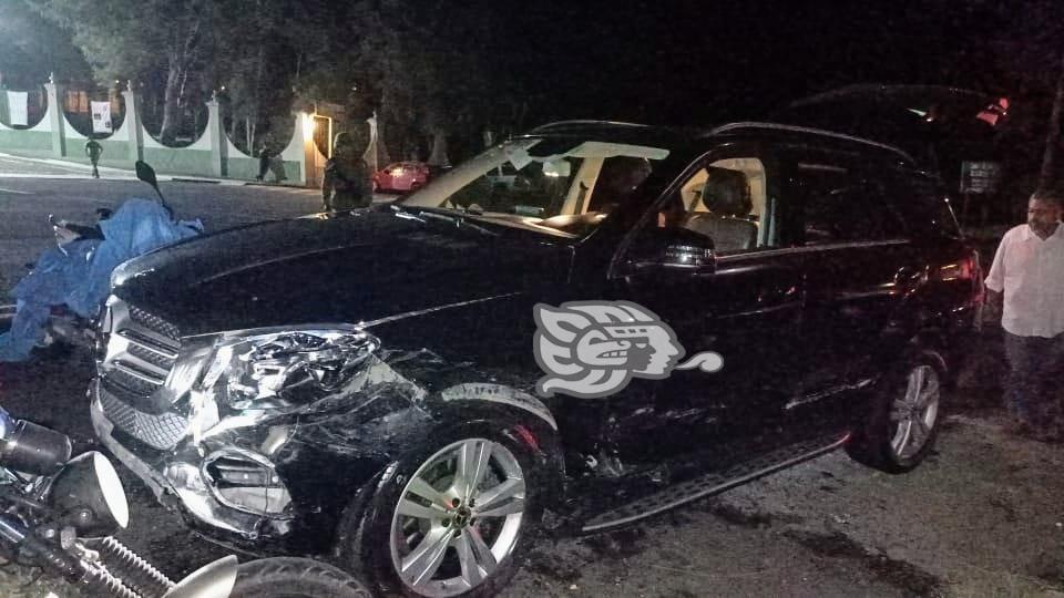 Choque de camioneta y auto frente a zona militar de El Lencero deja daños materiales