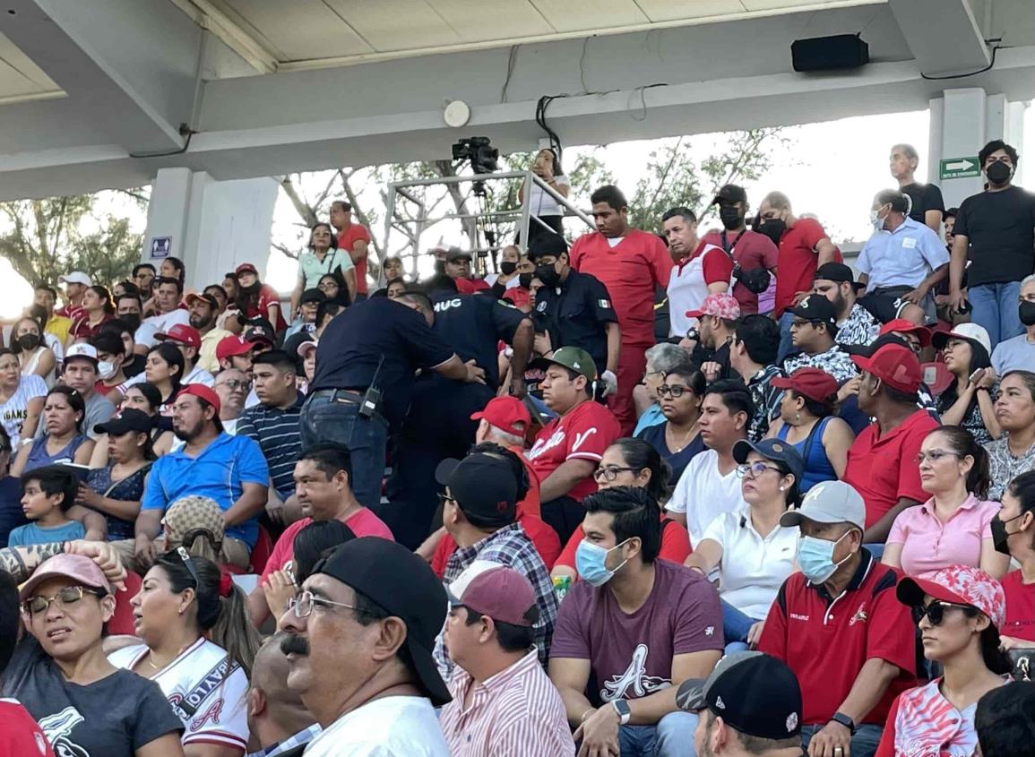 Pelotazo golpea a joven en el Parque Beto Ávila