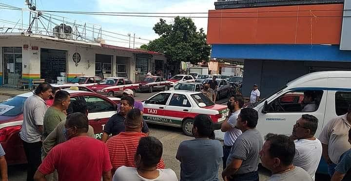 Se manifiestan taxistas en Cempoala; exigen que dejen de circular las peceras