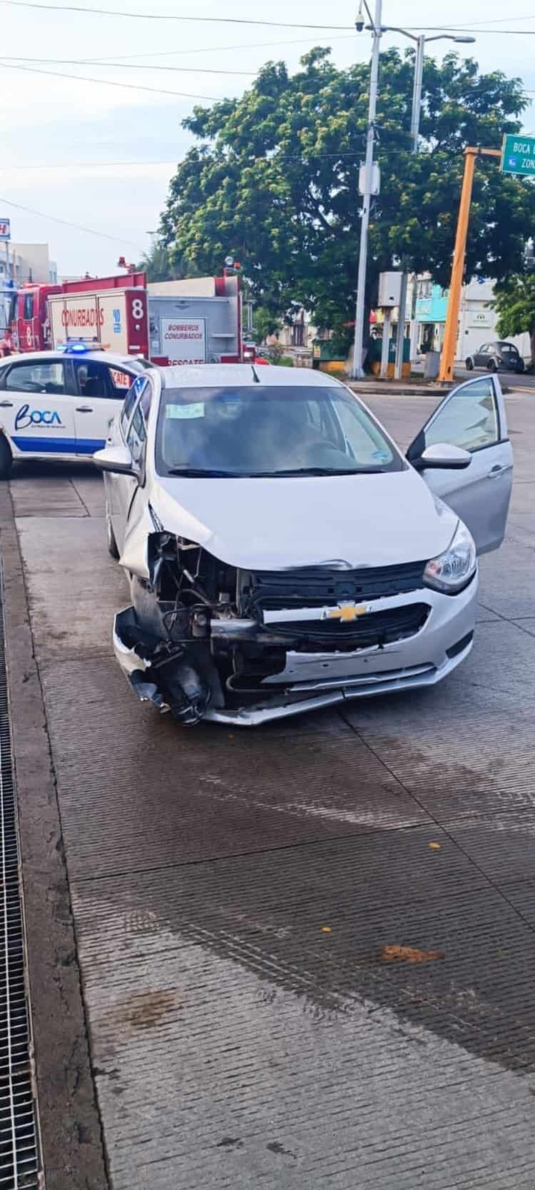 Vuelca auto en fraccionamiento Jardines de Virginia