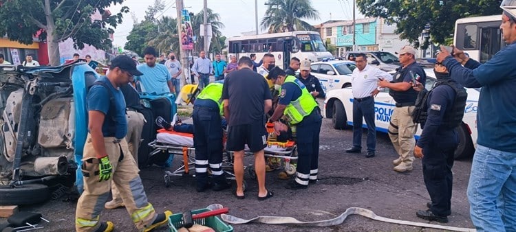 Vuelca auto en fraccionamiento Jardines de Virginia