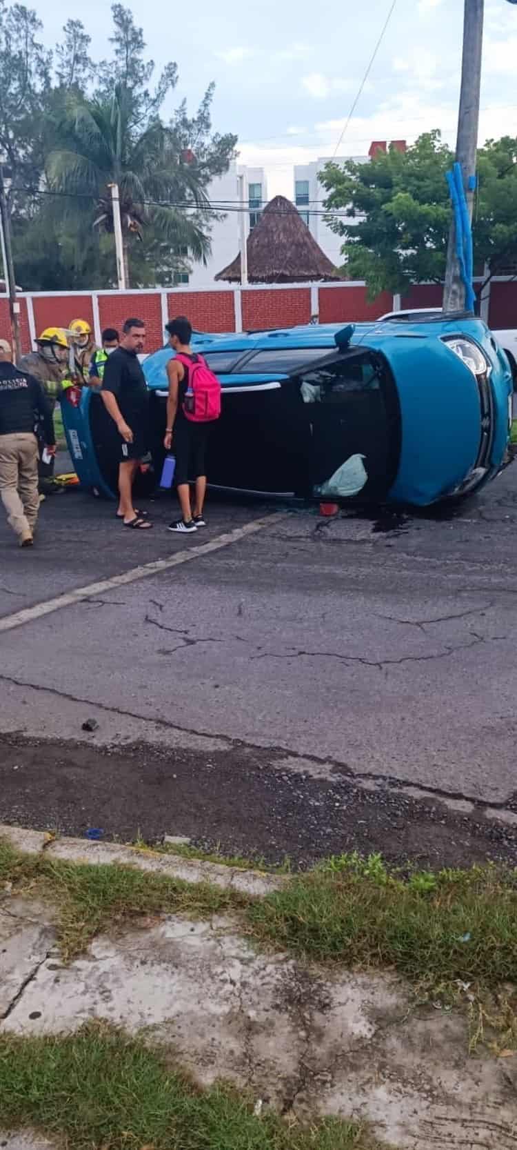 Vuelca auto en fraccionamiento Jardines de Virginia