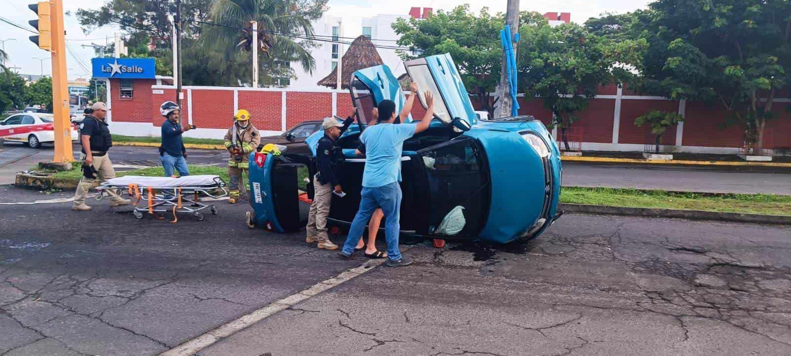 Vuelca auto en fraccionamiento Jardines de Virginia