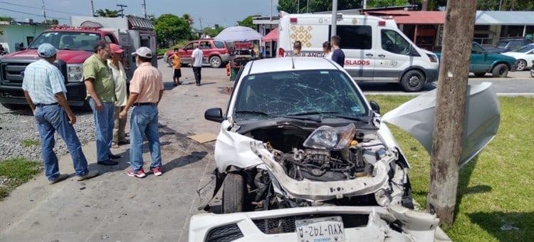 Tren atropella a conductora que intentó ganarle el paso en Manlio Fabio Altamirano