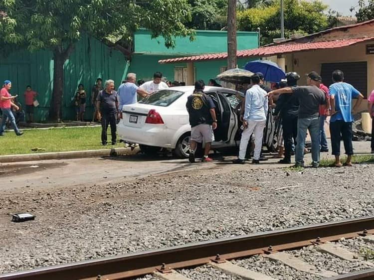 Tren atropella a conductora que intentó ganarle el paso en Manlio Fabio Altamirano