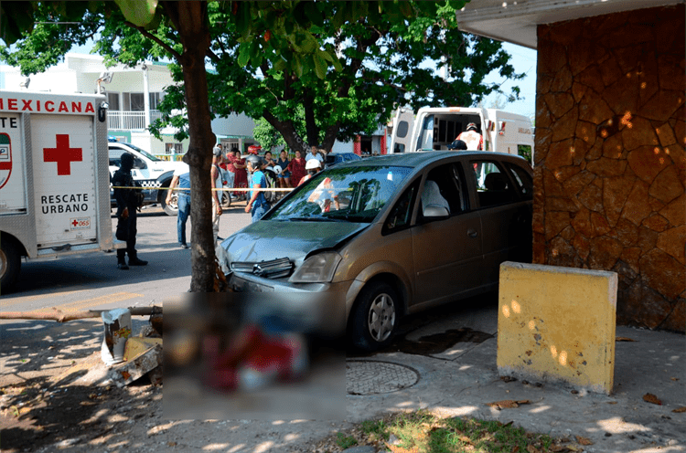 Video: Conductora pierde el control de su auto y atropella a una persona en Veracruz