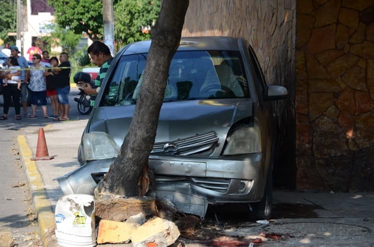 Video: Conductora pierde el control de su auto y atropella a una persona en Veracruz