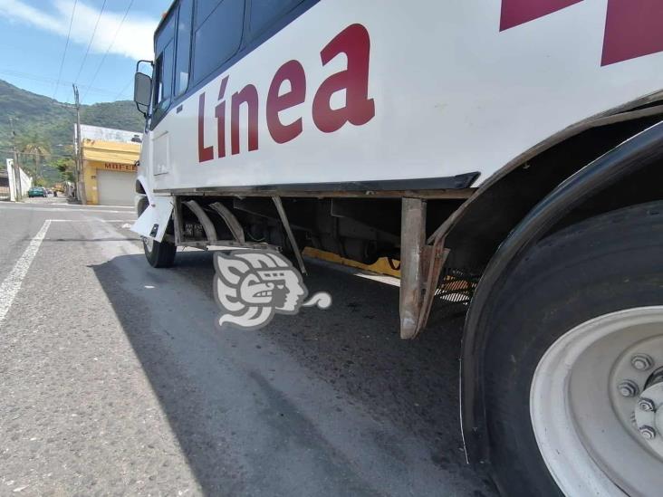 Chocan vehículo y autobús de pasaje en calles de Orizaba; hay un lesionado