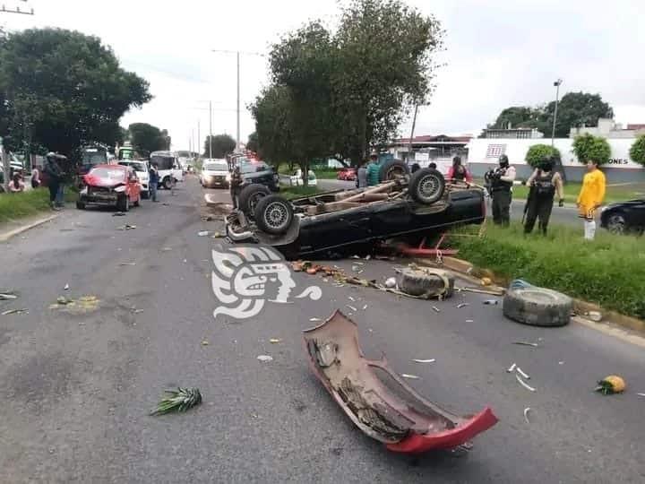 Reportan choque y volcadura en bulevar Banderilla; hay dos heridos