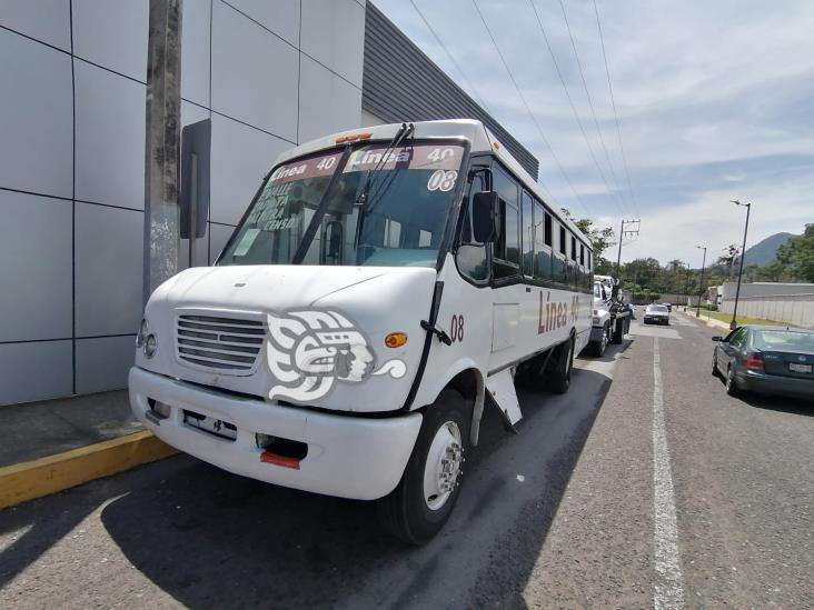 Chocan vehículo y autobús de pasaje en calles de Orizaba; hay un lesionado