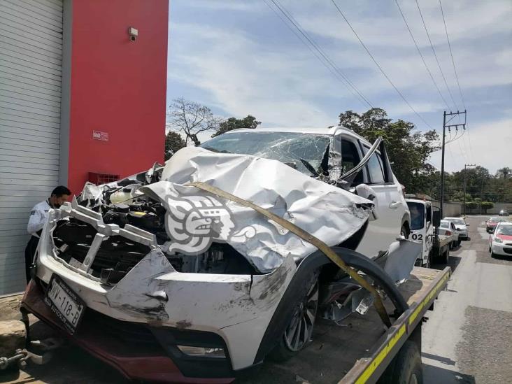 Chocan vehículo y autobús de pasaje en calles de Orizaba; hay un lesionado