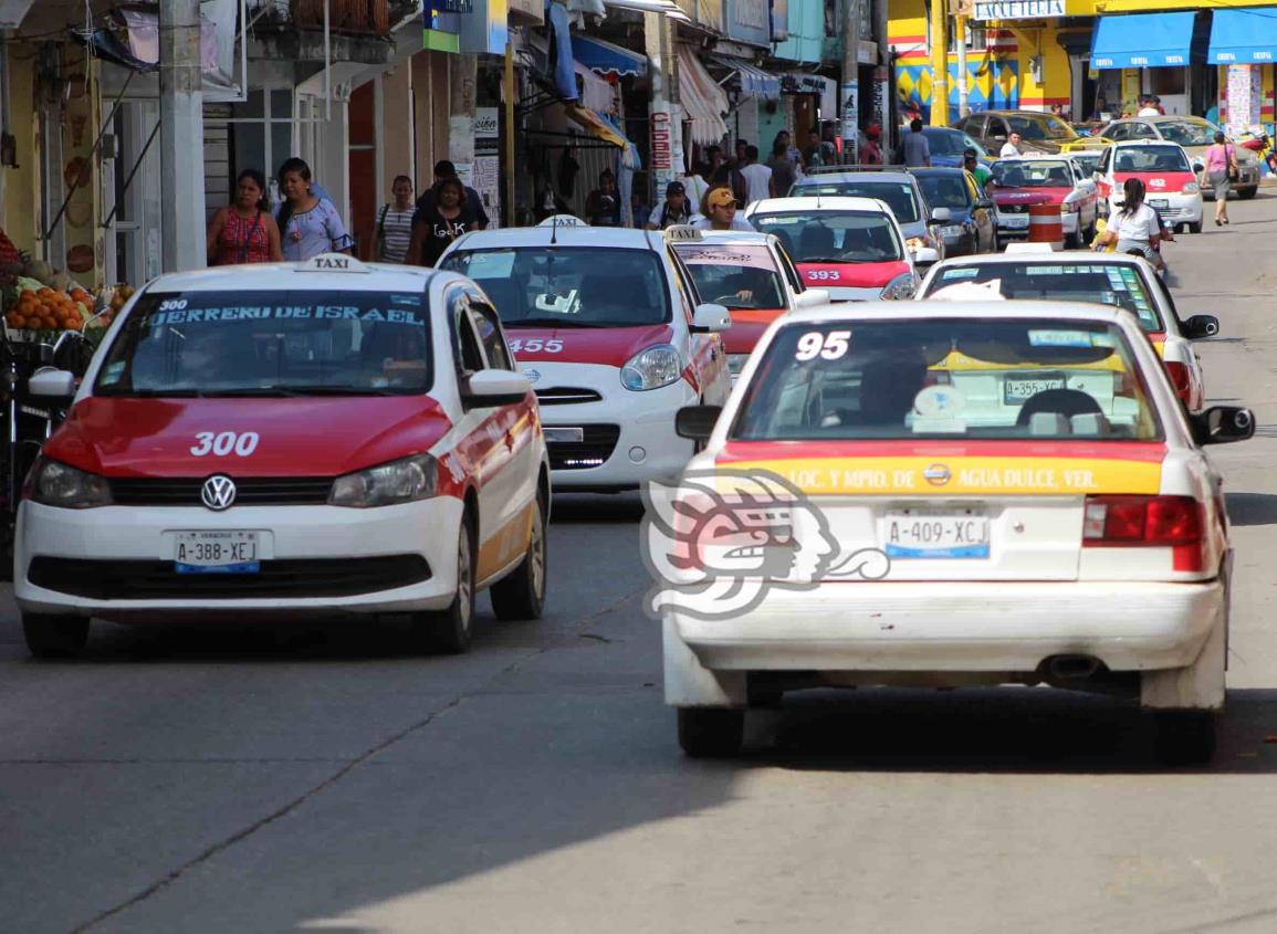 Sufren deshidratación taxistas por intensos calores