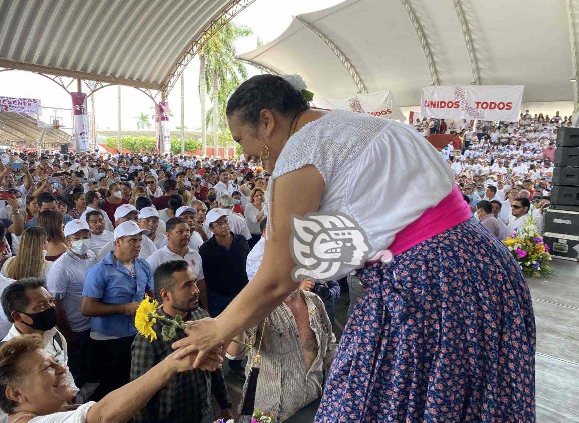 Respaldada por diputados y alcaldes, Rosalba Valencia rindió su primero informe