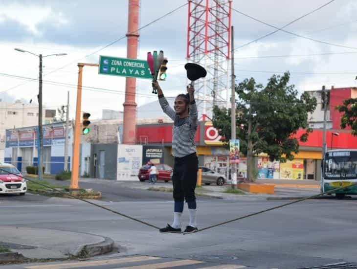 Artista multidisciplinario veracruzano impulsa arte circense en cruceros locales