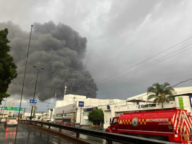 (+Video) Alarma en Tlaquepaque, Jalisco por fuerte incendio en fábrica de calzado