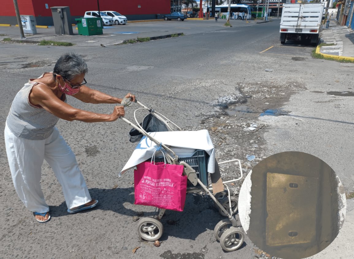 Entre baches y drenaje, así lucen las calles de este fraccionamiento en Veracruz