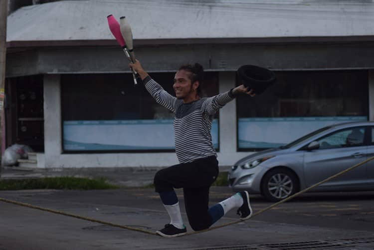 Artista multidisciplinario veracruzano impulsa arte circense en cruceros locales