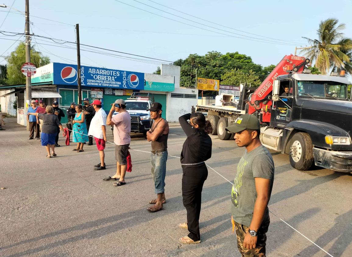 (+Video) Cumple 24 horas sin luz y bloquean la avenida Juan Osorio López