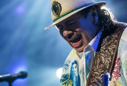 Carlos Santana reaparece en concierto y paseo tras el colapso que sufrió