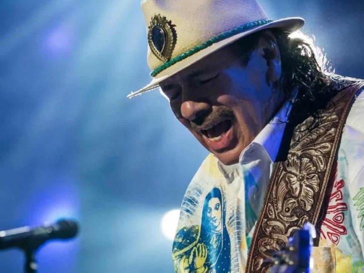 Carlos Santana reaparece en concierto y paseo tras el colapso que sufrió