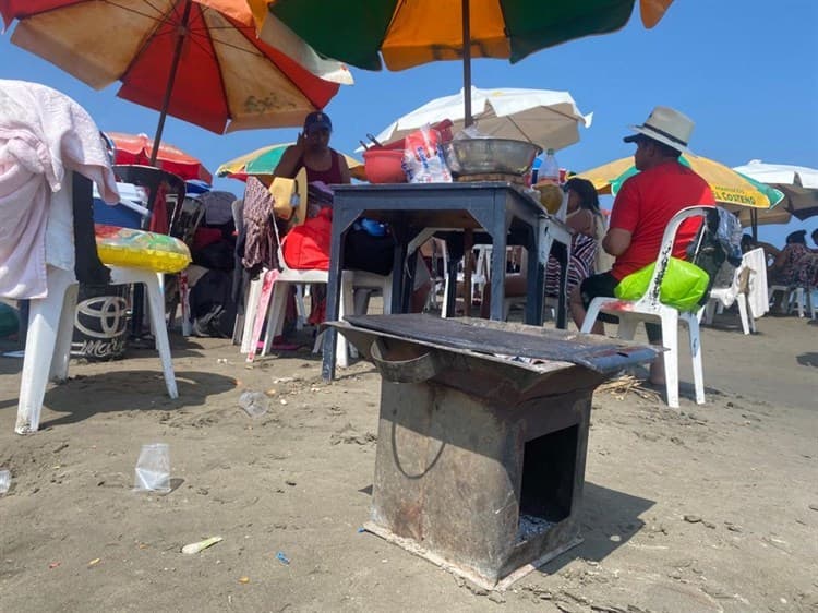 ¡Hasta con anafre! Familias llegan al puerto de Veracruz para hacer pícnic en playas