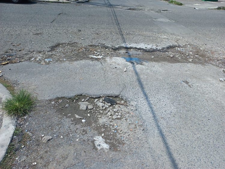 Entre baches y drenaje, así lucen las calles de este fraccionamiento en Veracruz