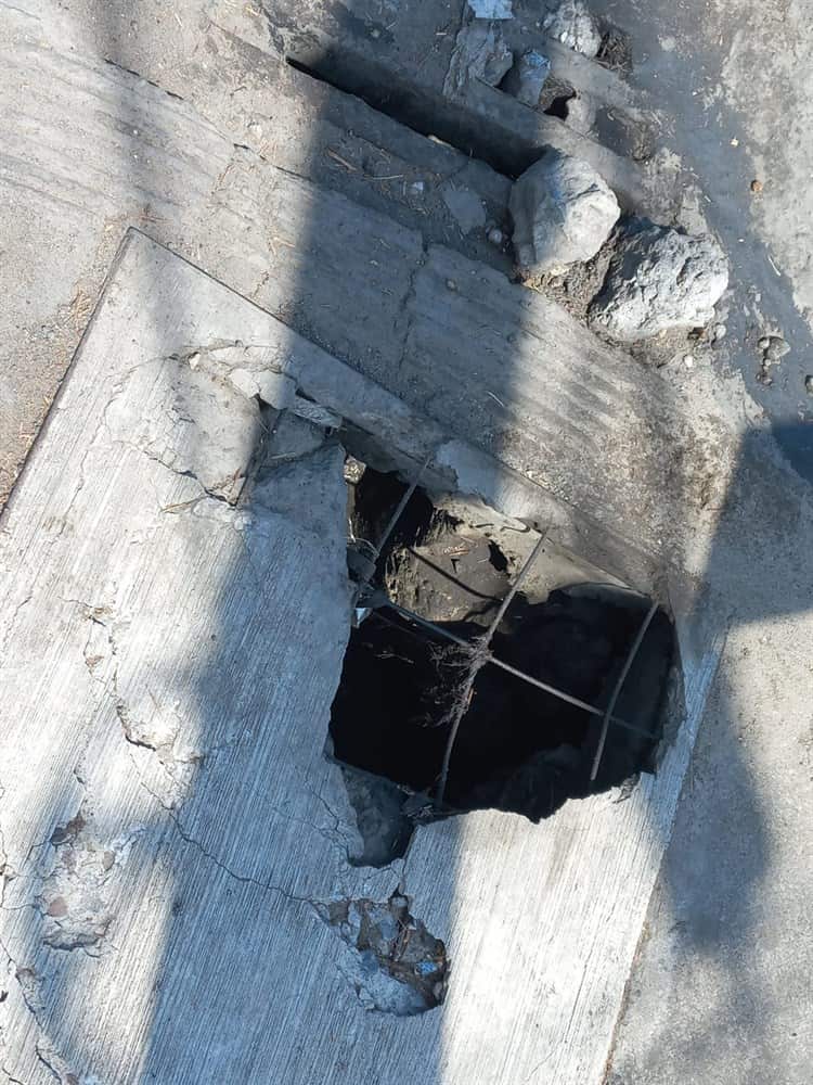 Entre baches y drenaje, así lucen las calles de este fraccionamiento en Veracruz