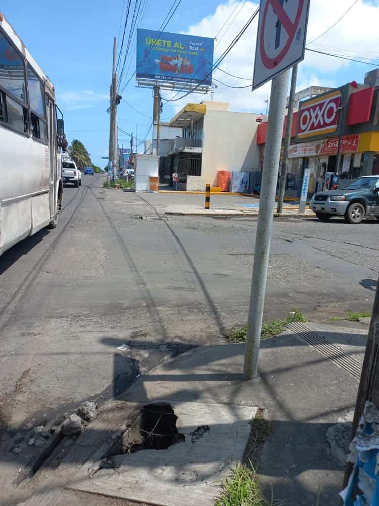 Entre baches y drenaje, así lucen las calles de este fraccionamiento en Veracruz